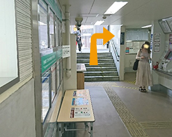 券売機の横と階段の写真